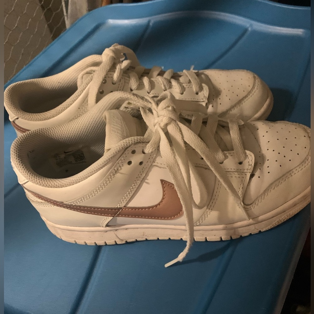 Gorgeous Cream Nike Low-Top Sneakers W/Rose Gold Swoosh SZ 6.5